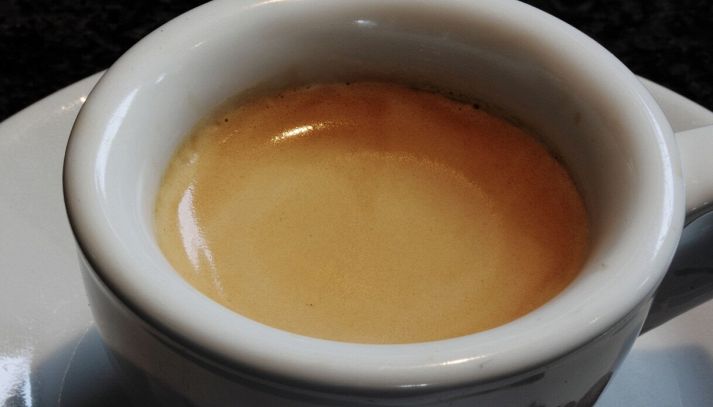 Primo piano di una tazzina di caffe espresso