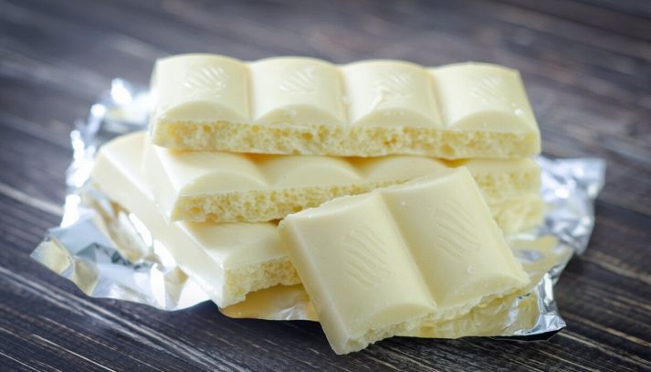 Quadratini di gustoso cioccolato bianco