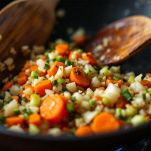 Aglio, cipolla, sedano e carota rosolati in padella