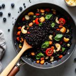 Riso venere mescolato alle verdure colorate in padella