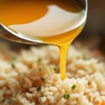 Riso che assorbe il brodo aggiunto poco alla volta