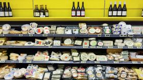 Scaffale di formaggi al supermercato