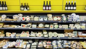 Scaffale di formaggi al supermercato