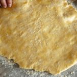 Sfoglia arrotolata e tagliata a tagliatelle sottili