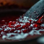 Ragù in cottura mentre il vino evapora