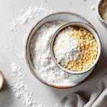 Impasto versato in teglia prima della cottura