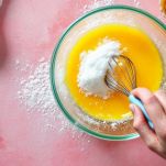 Tuorli montati con zucchero in ciotola