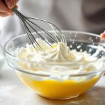 Albumi montati che vengono uniti all’impasto