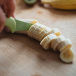 torta-al-cioccolato-e-banane-tagliare-banana