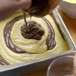 torta-al-cioccolato-e-banane-versare-impasto-tortiera