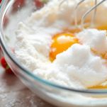 Fragole in ammollo e uova montate con zucchero