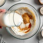 Impasto con farina, latte e lievito incorporati