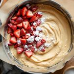 Impasto con fragole versato in teglia