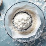 Impasto con farina, carote e cioccolato