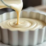 Impasto versato in stampo imburrato