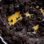 Biscotti Oreo tritati mescolati con burro fuso