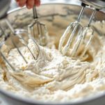 Crema liscia ottenuta con ricotta e yogurt