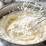 Panna montata e Nutella spalmate sulla base