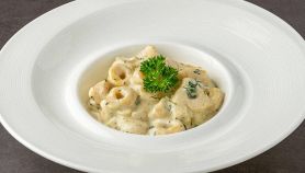 Tortellini con crema di parmigiano