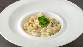 Tortellini con crema di parmigiano