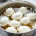 Uova che bollono in pentola