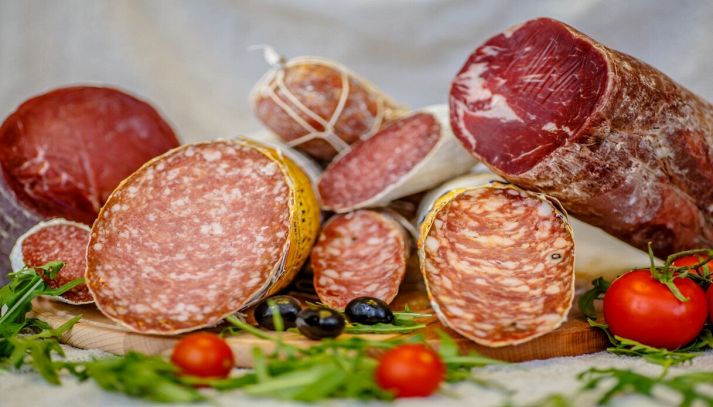 Varie tipologie di gustosi salami