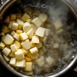 Finocchi che cuociono in casseruola