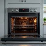 Forno acceso con teglia rivestita