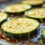 Zucchine disposte sulla teglia in forno