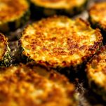 Zucchine dorate e croccanti sulla teglia