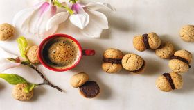 Morbidi biscotti di nocciola, ripieni di crema al cioccolato