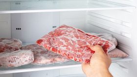 Carne congelata nel congelatore di casa