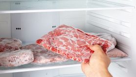 Carne congelata nel congelatore di casa