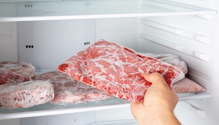 Carne congelata nel congelatore di casa