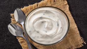 Ciotola con goloso yogurt alla stracciatella