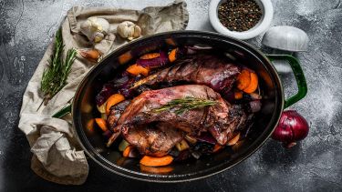 Il gusto della selvaggina in un piatto che sa di bosco e di vino