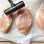 Fette di petto di pollo battute