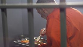 Detenuto mangia dietro le sbarre