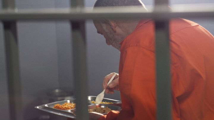 Detenuto mangia dietro le sbarre