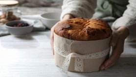 Donna tiene in mano un delizioso panettone