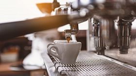 Espresso che esce dalla macchinetta del bar