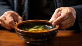 Gustosa zuppa in ciotola di ceramica