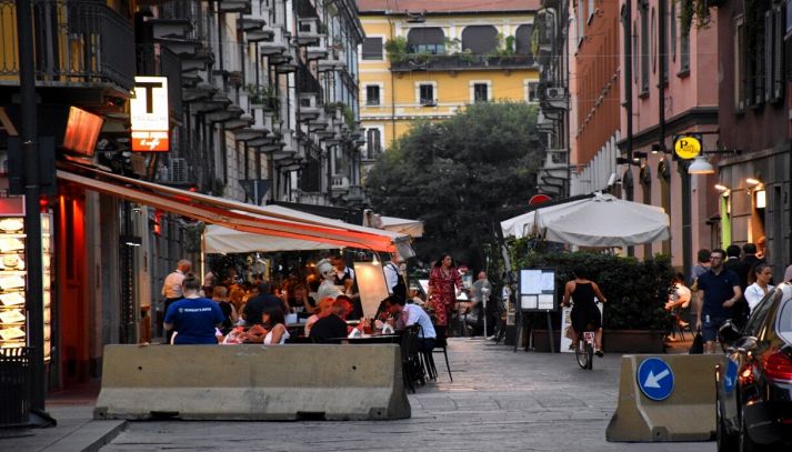 Milano, zona Brera con ristoranti e altri locali