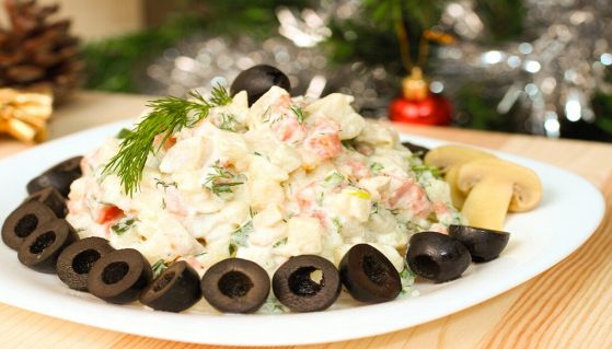 Variante di insalata russa con olive nere e funghi