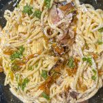 pasta-con-fiori-di-zucca-e-alici-mantecatura