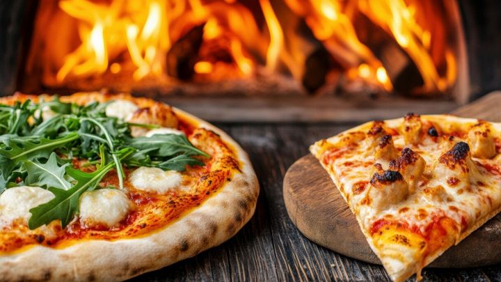 Pizza con spinaci e formaggio su un tagliere di legno