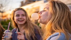 Ragazza fa un palloncino con la gomma da masticare