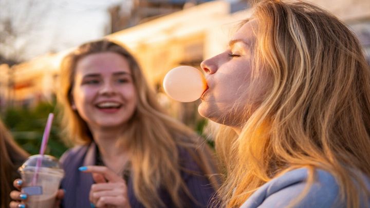 No, in questo luogo non puoi assolutamente masticarla: è reato