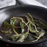raviolo-di-zucca-e-ricotta-condimento-in-padella