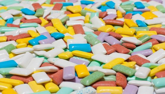 Tante gomme da masticare colorate